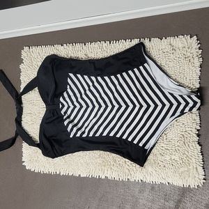 Cupshe halter one peice bathing suit. XXL black and white stripped